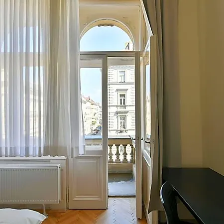 Apart-hotel Wsp Petrin Garden 4*